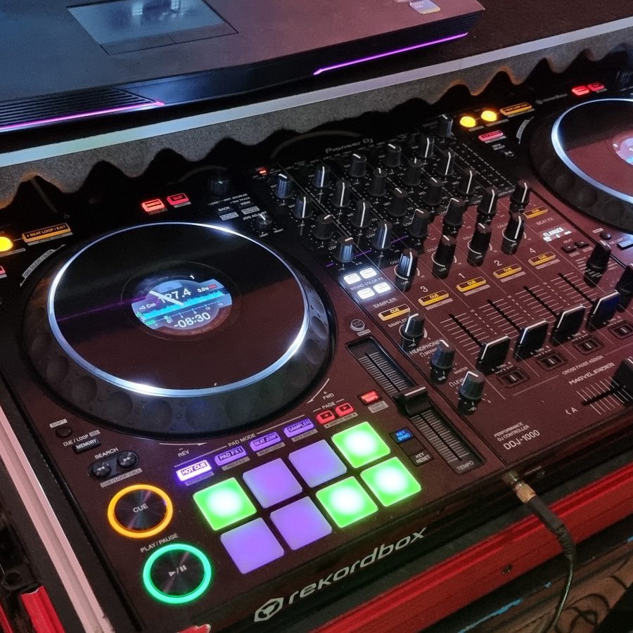 DJ-Controller mit Plattentellern, Reglern und bunten Bedienelementen.