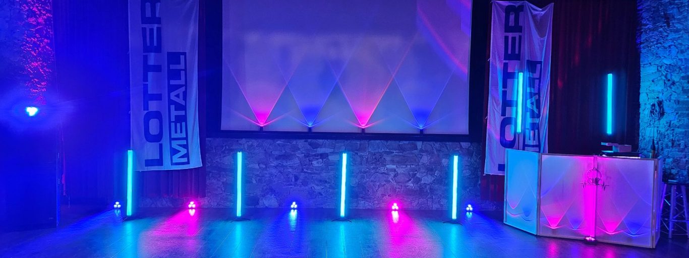 Kloster Nimbschen Firmenfeier Lottermetall Bühne mit farbiger Beleuchtung in Blau und Pink, vorbereitet für eine DJ Firmenveranstaltung im Kloster Nimbschen.