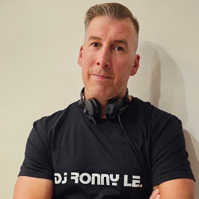 Mann mit Kopfhörern, trägt ein schwarzes T-Shirt mit der Aufschrift "DJ RONNY LE".